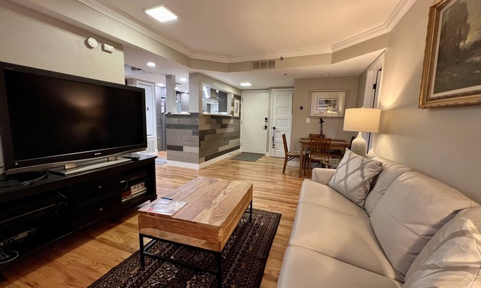 Cherry Creek Apartment | Beautiful Cherry Creek Condo right in the heart of town and restaurants