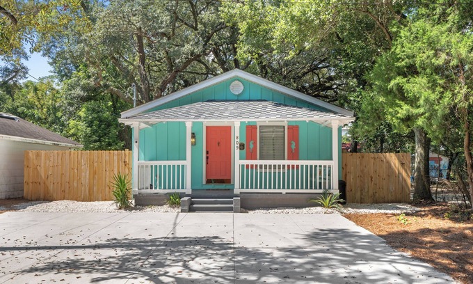 South Pensacola House | Beautiful completely remodeled pool home just minutes from downtown Pensacola
