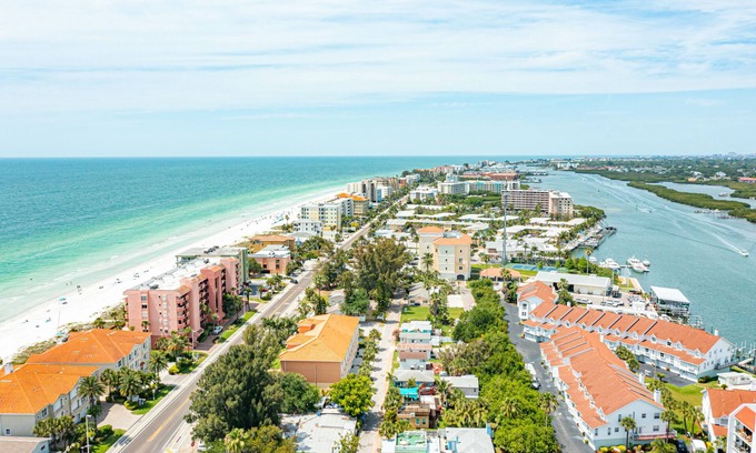 Indian Shores Condo | Beautiful condo across the street from the beach. Pet/kids friendly
