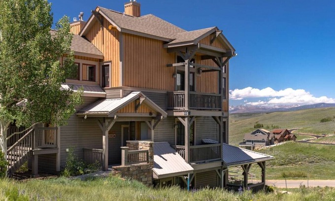 Granby Apartment | Beautiful Condo with Mountain views