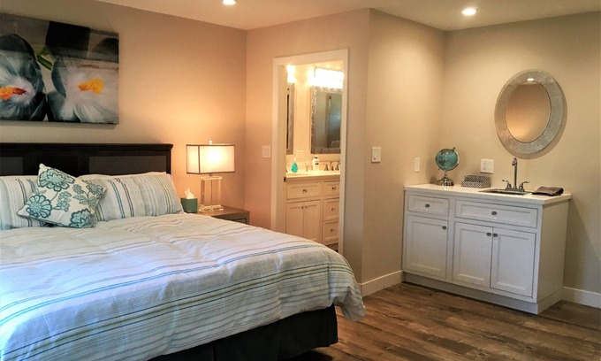 Lake Balboa House | Beautiful Contemporary Home in Lake Balboa