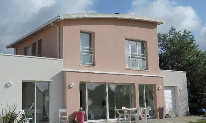 Saint-Marine Villa | Beautiful contemporary villa with garden.