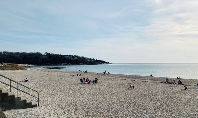 North Falmouth House | Beautiful contemporary Cape 10 minute walk from Old Silver Beach