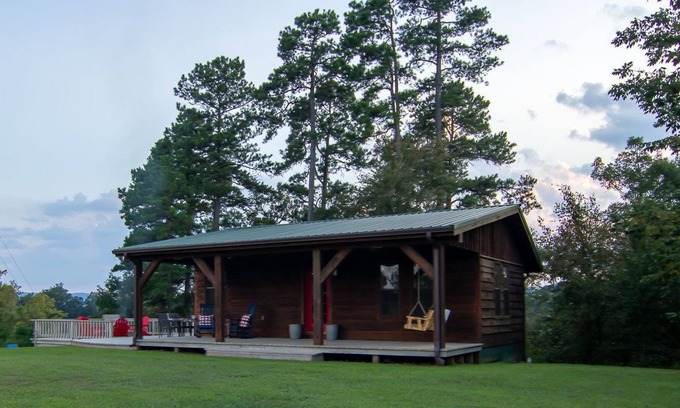 Smithville Cabin | Beautiful Coulples Cabin! 26 minutes north of Hochatown!
