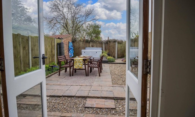 Pentney Cottage | Beautiful country cottage with a private hot tub in Norfolk ref 99002HC
