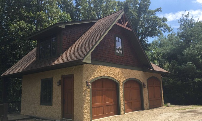 Fletcher Apartment | Beautiful Country Setting! Convenient Location " The Carriage House"