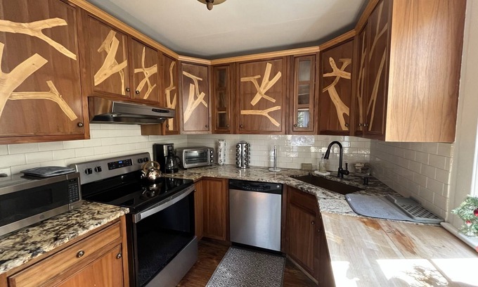 West Milford House | Beautiful Cozy Lakefront near farms, wineries, hiking, theme park & skiing !