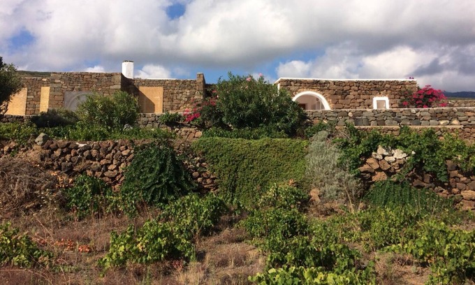 Pantelleria Villa | Beautiful dammuso with swimming pool on the cliff in Tracino