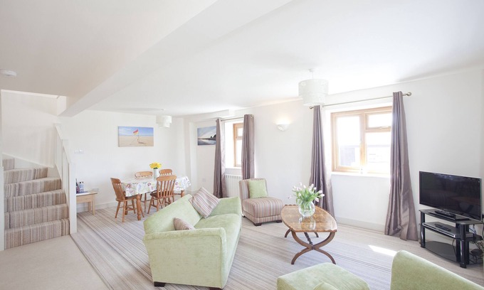 Porthcothan House | Beautiful dog friendly barn conversion for 4 near sandy beach and Padstow