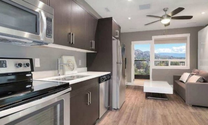 Downtown Kelowna Apartment | BEAUTIFUL Downtown Kelowna Modern Bachelor with FREE Gated Parking & View!