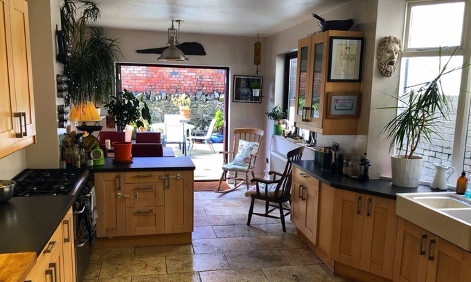 Canton House | Beautiful Edwardian House With 3 Large Bedrooms And 3 Comfy Beds