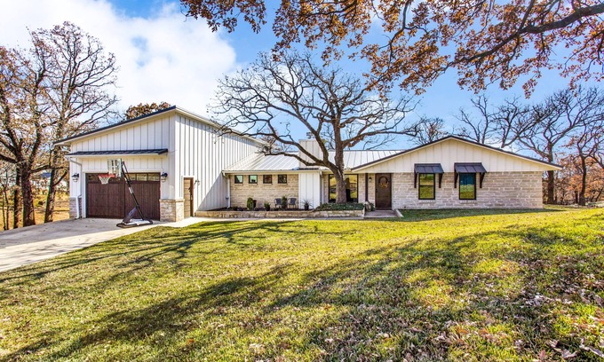 Hickory Creek House | Beautiful Farm House on Lake Lewisville