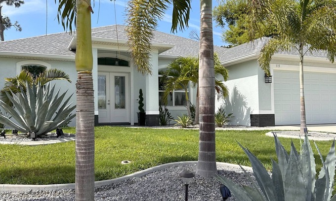 Pinehurst House | Beautiful Floridian Oasis with Heated Pool, Hot Tub and Close to Beaches!