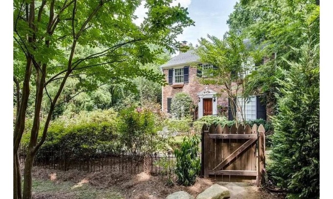 Green Hills House | Beautiful Garden Estate