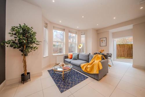 Seven Dials Apartment | Beautiful Garden Flat I Two Bedroom I Sleep 6 Guests