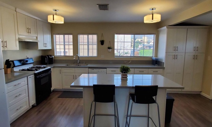 Glendale House | Beautiful Glendale home close to all.