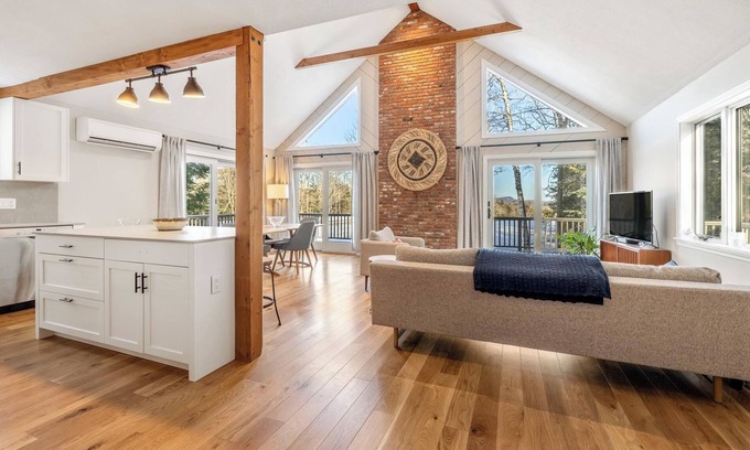 Grantham House | Beautiful Golf Course Home in Eastman