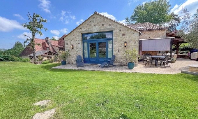 Siorac-en-Perigord Cottage | Beautiful guesthouse on the banks of the Dordogne River in a tranquil setting