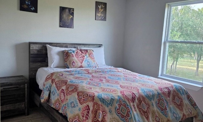 Dale Cottage | Beautiful Guest House: Perfect Escape Near COTA & Tesla