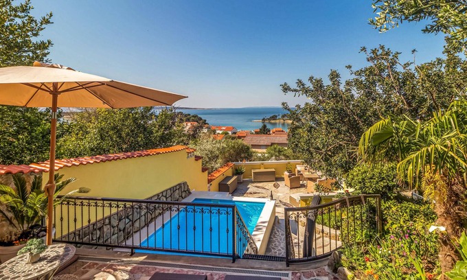 Banjol House | Beautiful home in Banjol with sauna