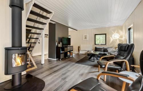 Skygge House | Beautiful Home In Give With Kitchen