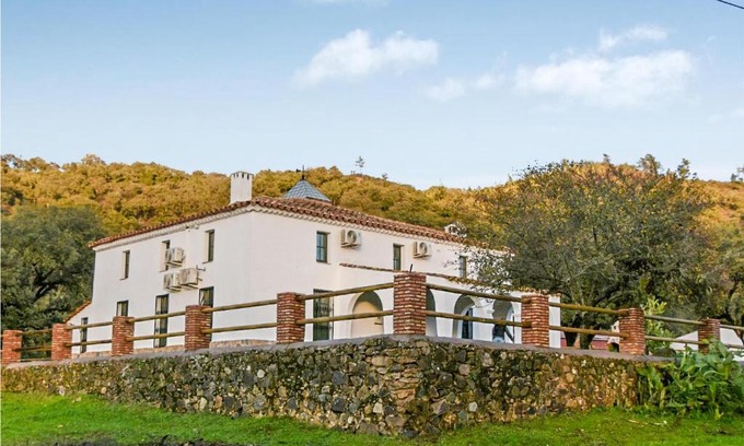 La Nava House | Beautiful Home In La Nava With Kitchen