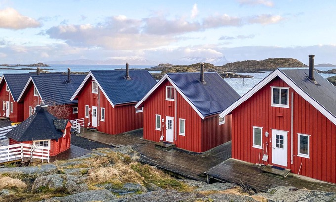 Offersøy House | Beautiful home in Offersøy with kitchen