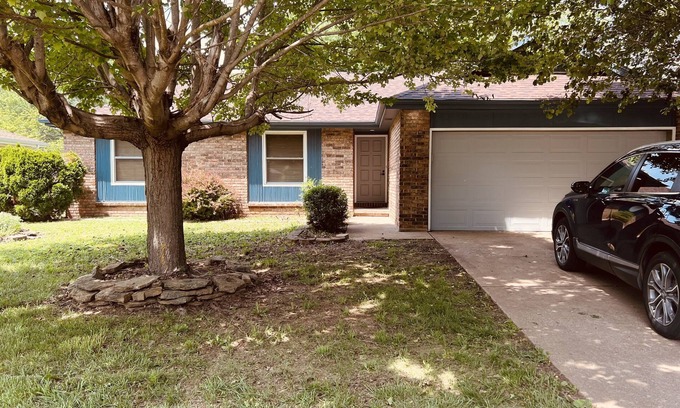 Springfield House | Beautiful Home in PERFECT Location! So Cozy!