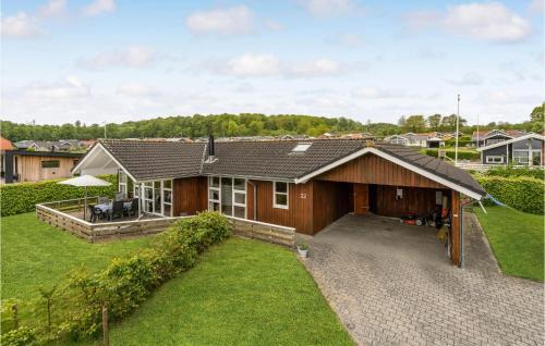 Grønninghoved Strand House | Beautiful Home In Sjølund With Wifi