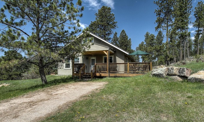 Custer House | Beautiful Home on 1 acre just outside of Custer backs up to forest service