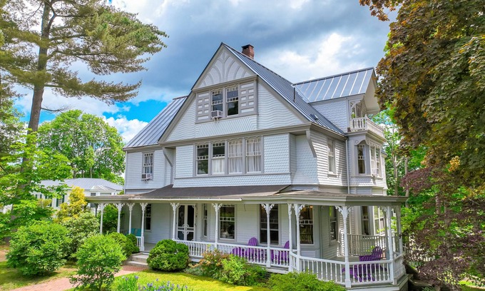 Wiscasset House | Beautiful home with Ping-Pong, fast WiFi & W/D - walk to dining