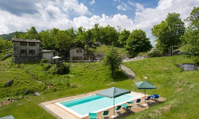 Fabbriche di Vallico Villa | Beautiful apartment in villa for 6 guests with WIFI, pool, TV, patio, pets allowed and parking