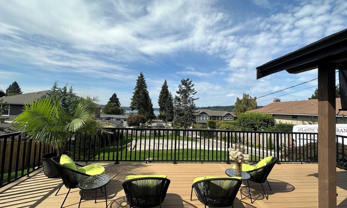 Kennydale House | Beautiful Lake View Villa 3 bedroom 2 bathroom.