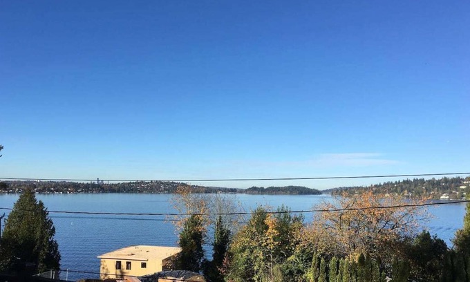 Bryn Mawr-Skyway House | Beautiful Lake Washington View Unit w/ Free Parking