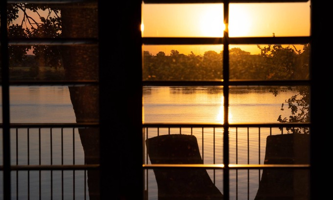 Granbury House | Beautiful lakefront property minutes away from the beautiful downtown square.