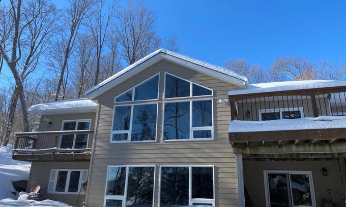 Dysart et al Cottage | Beautiful Lakeside Cottage with Hot Tub, winterised & excellent wifi