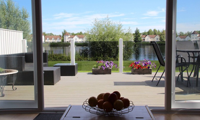 South Cerney House | Beautiful Lakeside House in the heart of the Cotswolds