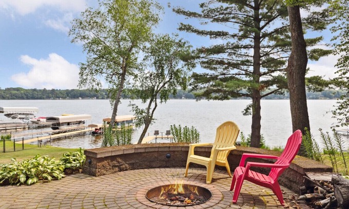 Amery House | Beautiful lakeside retreat on Bear Trap Lake in Amery