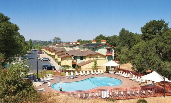 Altaville Condo | Beautiful Location and great resort amenities including outdoor pool in this 1BD condo