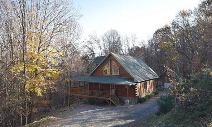 Apple Creek Acres Cabin | Beautiful Log Cabin with Two Master Suites on 4.5 Wooded Acres