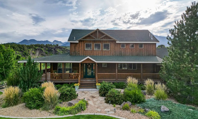 New Harmony House | Beautiful log home w/wrap around porch, hot tub & fire pit