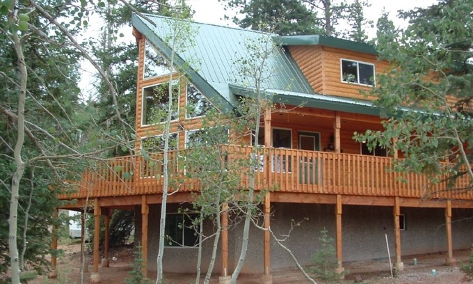 Duck Creek Village Cabin | Beautiful Luxurious Cabin - The perfect getaway!