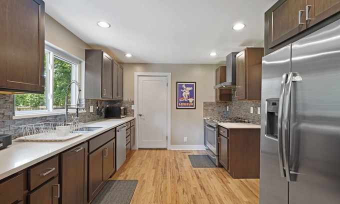 Barths House | Beautiful Luxury 4 Bed 2 Bath w/Huge Yard and Hot Tub