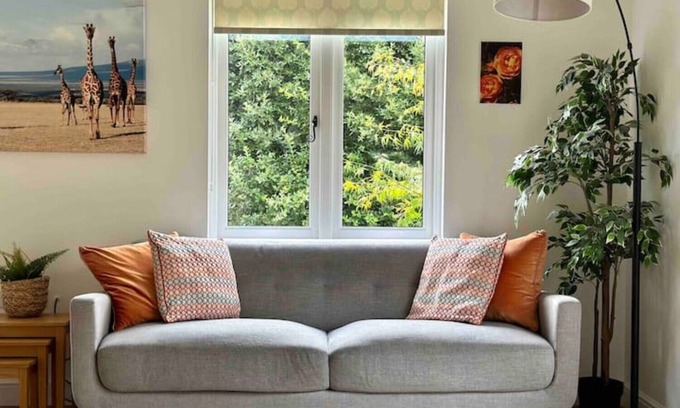 New Forest District Cottage | Beautiful modern barn conversion with south facing secluded patios and garden.