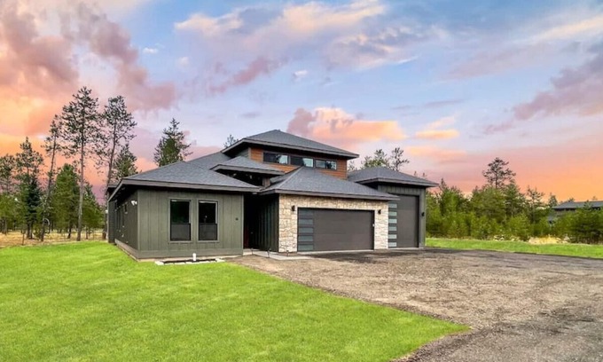 Donnelly Cabin | Beautiful Modern Escape, Hot Tub Near Tamarack