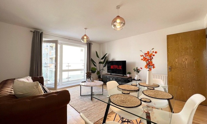 Hatfield Apartment | Beautiful Modern 2 Bed Hatfield Free Gated Parking