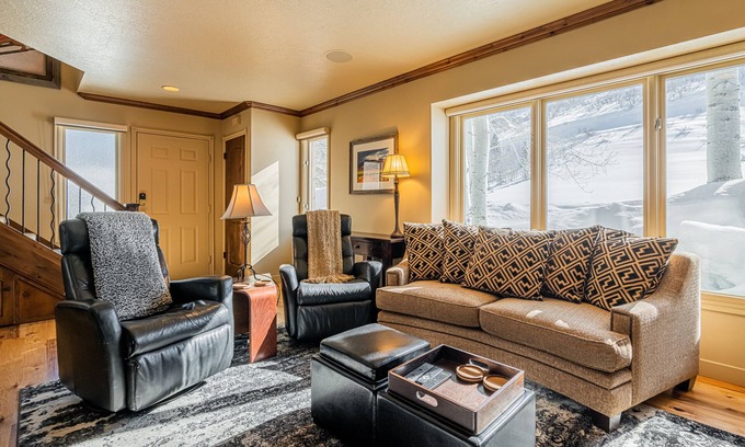 Deer Valley House | Beautiful Modern Home in Great Location, Hot Tub +Patio, Luxury Amenities!