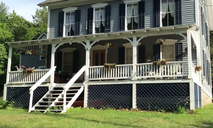 Huletts Landing House | BEAUTIFUL MOUNTAIN GETAWAY IN HULETTS LANDING, LAKE GEORGE NY