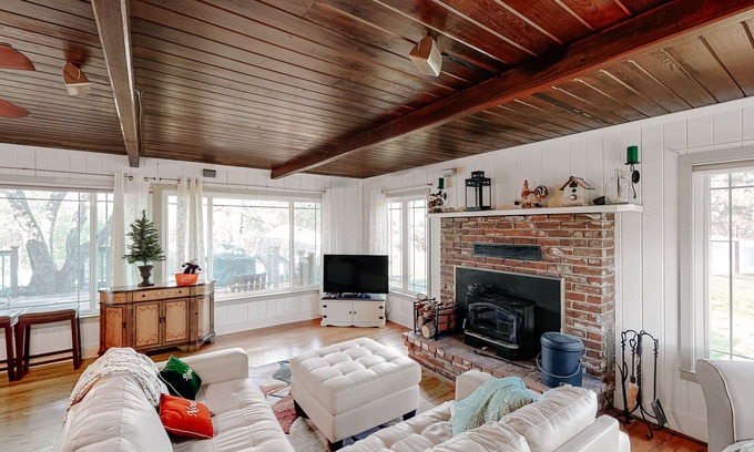 Oakhurst House | Beautiful Mountain Home Near Yosemite and Bass Lake w/Free WiFi, Deck