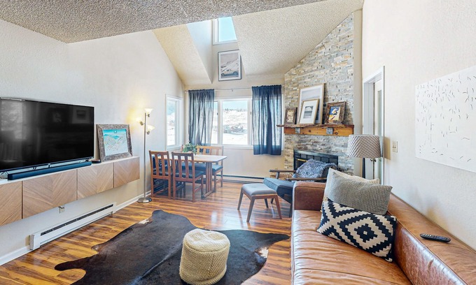 Silvercreek Apartment | Beautiful mountain retreat near the parks with fast WiFi, balcony, & fireplace